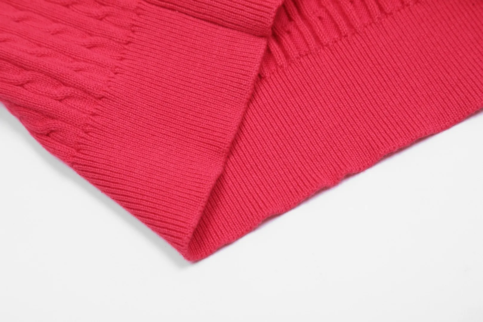 🅿️210 "Top quality" Style number: DS005# (not off the shelves all year round) [Ralph Lauren round neck solid color pony embroidered logo knitted cardigan long sleeves] ✅Ralph Lauren classic basic versatile twist knitted cardigan long sleeves ✅Main supplier platform live broadcast Wholesale entities Replenish when out of stock Not off the shelves ✅ZP quality 1:1 version Scan the code to enter the GF website Counter quality ✅Details and quality are the only one in Guangzhou. Imported quality cotton yarn, focusing on high-end, cost-effective, good quality needless to say. ✅The same style as Zhao Lusi is really amazing, so sweet, so beautiful. This cardigan is really good-looking. Rose red and white label Big red and blue label